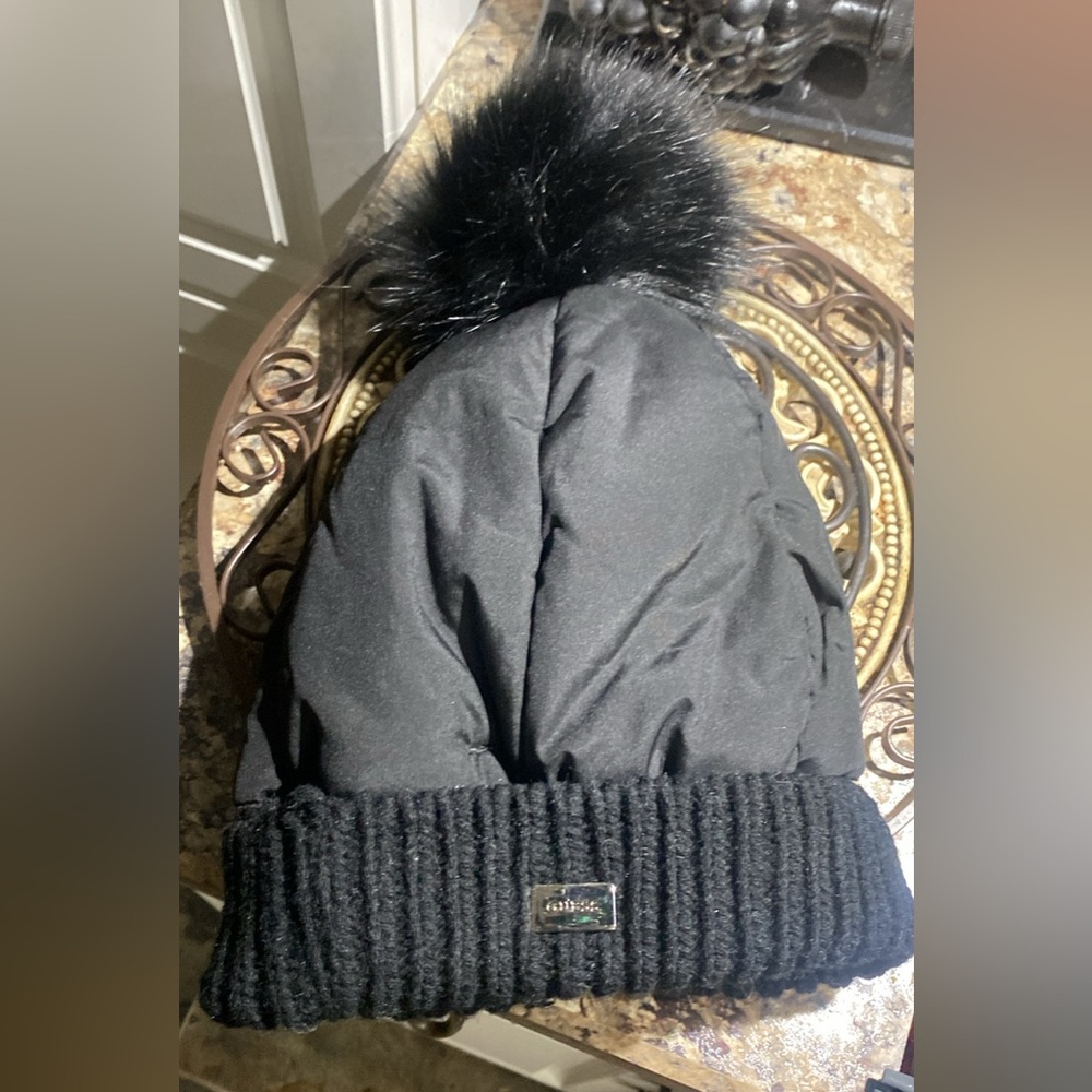 NWOT - Women’s Guess Toque